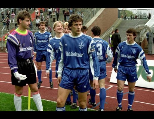 Дреер с колегите си в “Байер” (Юрдинген). В този отбор той се засече с тогавашния български национал Златко Янков.