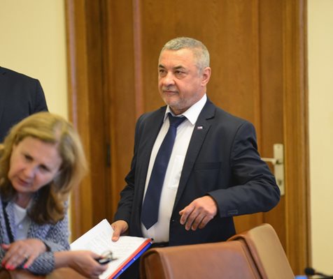 Валери Симеонов влиза за заседанието на кабинета без да размени и дума със Сидеров.  СНИМКИ: ЙОРДАН СИМЕОНОВ