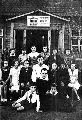 Училище “Тарбут” във Вишнево, 1931 г. Аз съм първият, отляво на първия ред. Архив на Шимон Перес