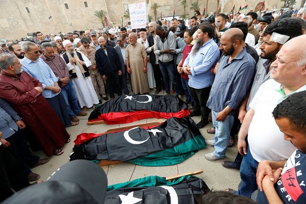 Жители на Триполи са се събрали на централния площад в столицата, за да оплачат последните жертви, дадени във войната.