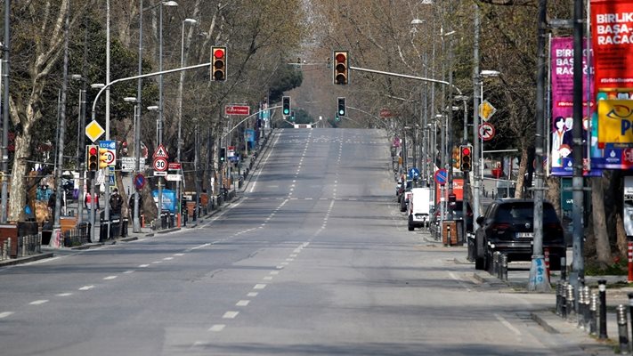 Десетки градове в Турция опустяха
след тоталната забрана за излизане (Снимки)