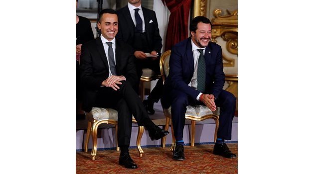 Вицепремиерът и министър на труда и развитието Луджи ди Майо, лидер на популисткото движение “5 звезди”, и лидерът на Лигата и вицепремиер Матео Салвини (вдясно).