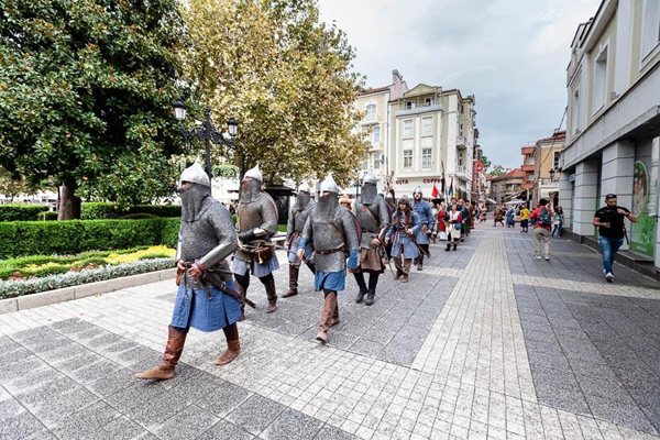 Шествие на гладиатори по главната улица на Пловдив.