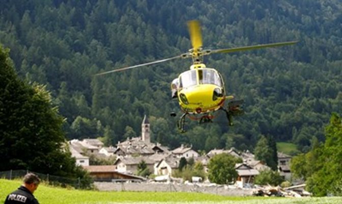 Свлачища в Австрия взеха жертва, хеликоптери издирват изчезнал мъж