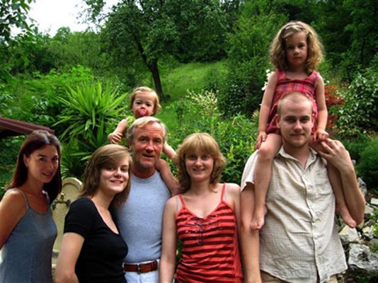 Иво Инджев накачулен от 5-те си деца. Вляво е съпругата му Росица Павлова. 
СНИМКА: ЛИЧЕН АРХИВ
