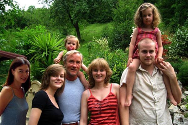 Иво Инджев накачулен от 5-те си деца. Вляво е съпругата му Росица Павлова. 
СНИМКА: ЛИЧЕН АРХИВ
