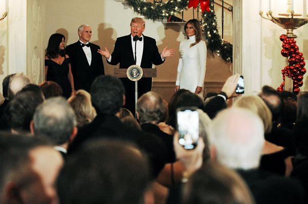Мелания и Доналд Тръмп поздравяват гостите на бала. До тях са вицепрезидентът Майк Пенс и съпругата му.