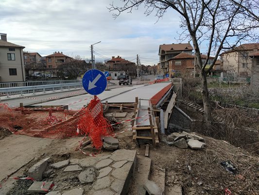 Вече са излети две бетонови плочи на моста в Куклен