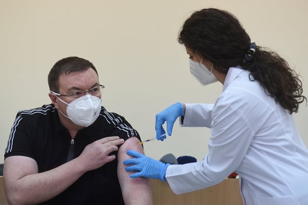 Здравният министър Костадин Ангелов получи втората доза от ваксината.

СНИМКА: ВЕЛИСЛАВ НИКОЛОВ