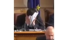 Шефът на парламента едва не умря от смях зад гърба на човек на Слави (видео)