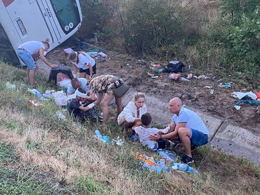 Десетки шофьори и пътници се притекоха на помощ при катастрофиралия сръбски автобус с деца на магистрала “Тракия” 
СНИМКА: ФЕЙСБУК ГРУПА “КАТАСТРОФИ БЪЛГАРИЯ”