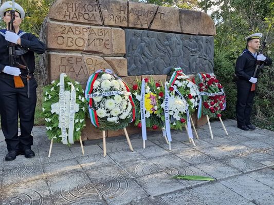 С военен ритуал и заупокойна панихида във Военното гробище-музей традиционно започнаха проявите в Деня на град Добрич.