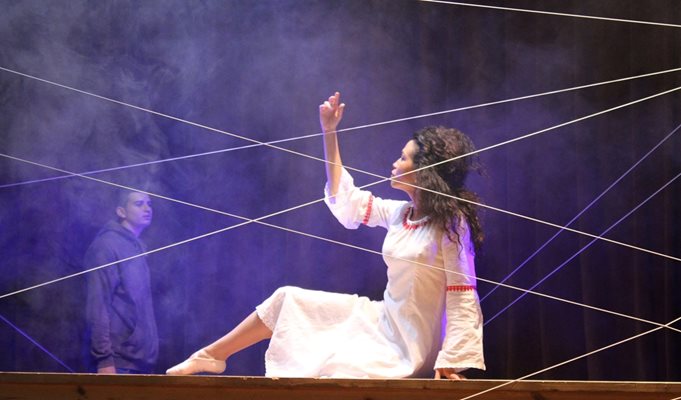 Актрисата от Родопския драматичен театър Божана Мановска в спектакъла "Аз ли съм или не съм".