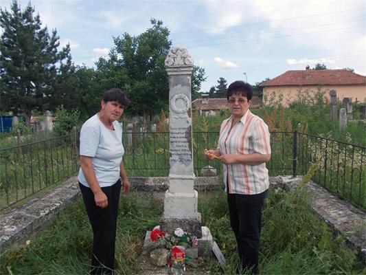 Веселина Милушева (вдясно) и секретарят на читалището в Пороище Ценка Иванова се грижат за гроба на Принц. СНИМКА: АВТОРЪТ