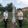 Веселина Милушева (вдясно) и секретарят на читалището в Пороище Ценка Иванова се грижат за гроба на Принц. СНИМКА: АВТОРЪТ