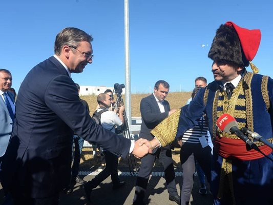 Известният сръбски актьор Ненад Йездич, облечен като княз Милош Велики, посреща Александър Вучич на церемонията по откриването на магистралата.