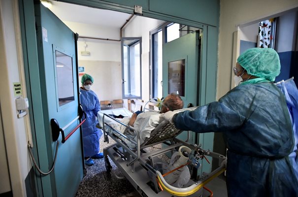 Броят на заразените с коронавирус в Италия продължи да намалява СНИМКА: Ройтерс