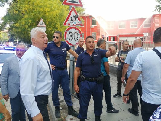 Кметът Здравко Димитров увери, че сградата е застрахована.