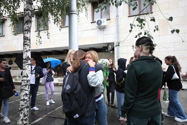 Десетки хора се събраха на протест пред сградата на МВР
СНИМКА: Николай Литов