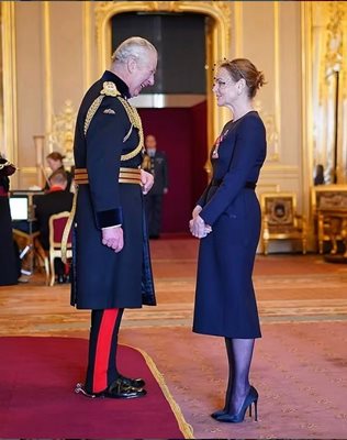 Крал Чарлз III награждава Стела Маккартни за принос в дизайна и устойчивата мода.

СНИМКИ:  ИНСТАГРАМ