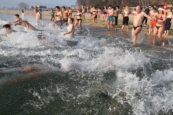 Варненци отбелязаха настъпването на Новата година с къпане в морето 
СНИМКА: Орлин Цанев