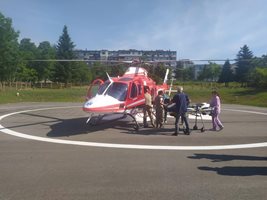 Целта на тренировката бе да се изведе пациент на носилка до хеликоптерната площадка

Снимка: МОБАЛ "Д-р Стефан Черкезов"