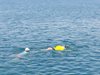Дете със специални потребности участва в маратон по плуване, баща му - във водата с него