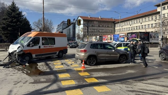 Линейка с бебе катастрофира в София, осем души пострадаха