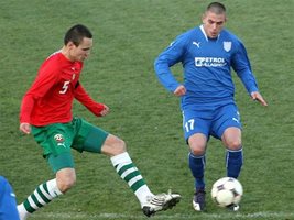 Защитникът на младежкия национален отбор Виктор Генев (вляво) се бори за топката с футболист на “Спортист” при победата на тима от Своге с 1:0 в контролата вчера.
СНИМКА: АНДРЕЙ БЕЛОКОНСКИ