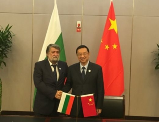 Китайският министър на културата Луо Шуган с българския си колега Вежди Рашидов