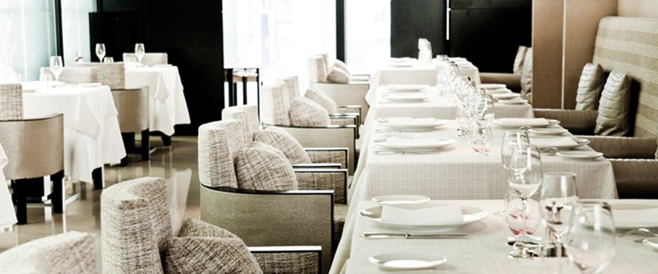 7. "Бейж" се намира на последния етаж на сградата "Шанел" в Токио, в квартала Гинза. Главен готвач е Ален Дюкас, който е горд притежател на наградата за цялостно творчество на "50-е Най-добри ресторанти в света за 2013 г.". "Бейж" предлага френска кухня с японски сезонни подправки. Цените за тристепенно и четиристепенно меню са съответно $147 и $190. А когато клиентите приключат с храненето получават шоколад във формата на копче "Шанел". За $25, естествено. Снимка: www.beige-tokyo.com