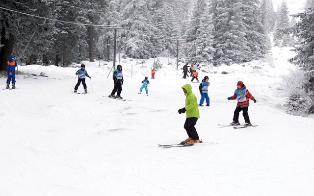 Картите за ски съоръженията и наемането на екипи остават на миналогодишните си цени. 
