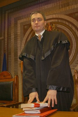 Съдия Иво Хинов често отправя въпроси към магистратите от Люксембург