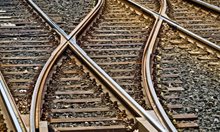 2 товарни влака се сблъскаха в София, локомотивите са дерайлирали
