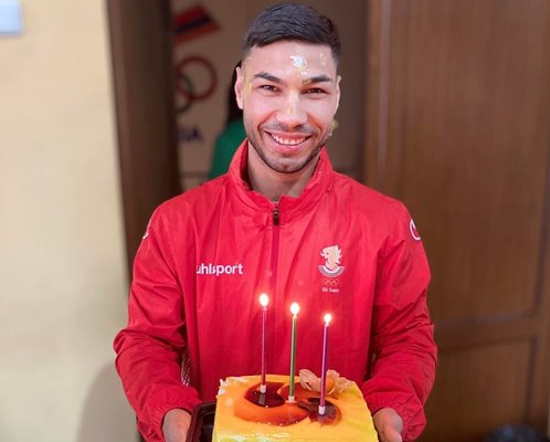 Даниел Асенов-Тайсъна бе изненадан с торта за рождения си ден. 