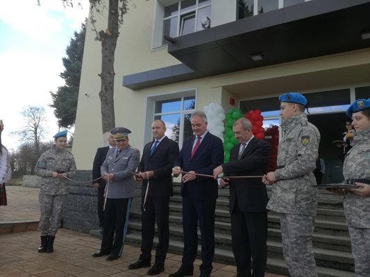 Президентът Радев и кметът на Плевен Георг Спартански режат лентата на комплекса за авиационно образование в Плевен