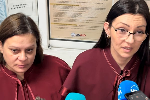 Наблюдаващите прокурорки Десислава Калайджиева и Ивелина Косева след заседанието в Пловдивксия районен съд.