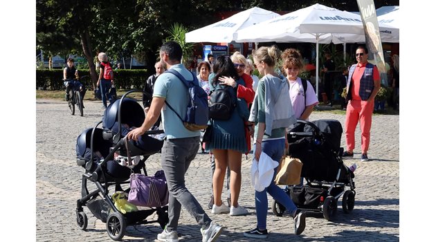 Млади и стари се разхождат в Борисовата градина в столицата.

СНИМКА: ВЕЛИСЛАВ НИКОЛОВ