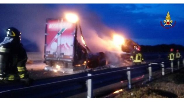 Тежък инцидент с тир, шофиран от българин, предизвика хаос на магистралата А14 до Чивитанова, област Марке. СНИМКИ: Италиански пожарникари