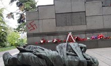 Оскверниха със свастики паметника на Съветската армия в Стара Загора