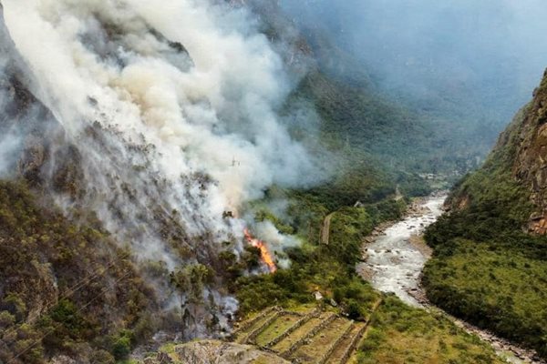 Пожар гори край руините на Мачу Пикчу.
СНИМКИ: РОЙТЕРС