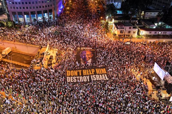 Протестиращи държат плакати на демонстрация срещу съдебната реформа на националистическото коалиционно правителство на Бенямин Нетаняху в Тел Авив.
СНИМКА: РОЙТЕРС