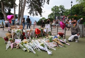 Хора оставят цветя на площада в Анси, където бяха нападнати малки деца (Снимки)