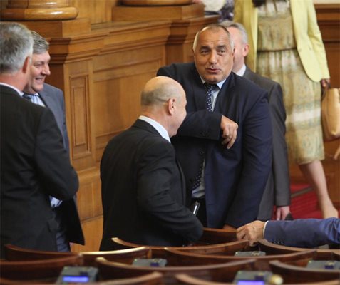 Борисов разсмива депутатите си в пленарната зала.