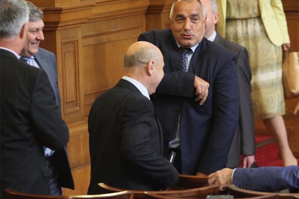 Борисов разсмива депутатите си в пленарната зала.