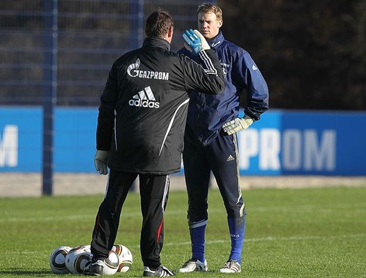 Дреер дава указания на Мануел Нойер по време на тренировка в Гелзенкирхен.