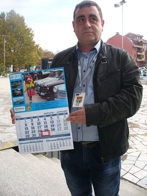 Председателят на Националния клуб "Трабант" Ангел Пеев от Варна показва календара за 2018 г. на българските трабантаджии.