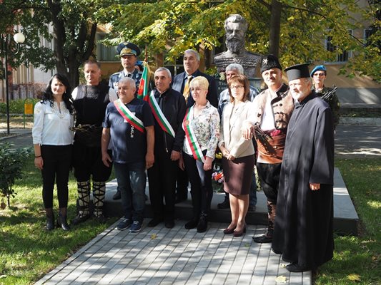 Венци и цветя бяха поднесени пред паметника на Ботев в с. Войводиново