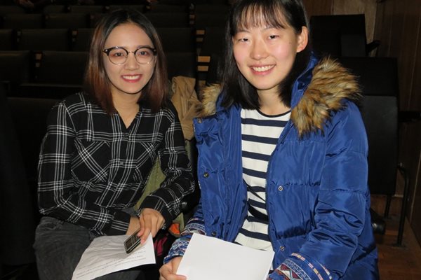Катерина Уан и Виолета Ци, поздравиха колегите си студенти във ВТУ