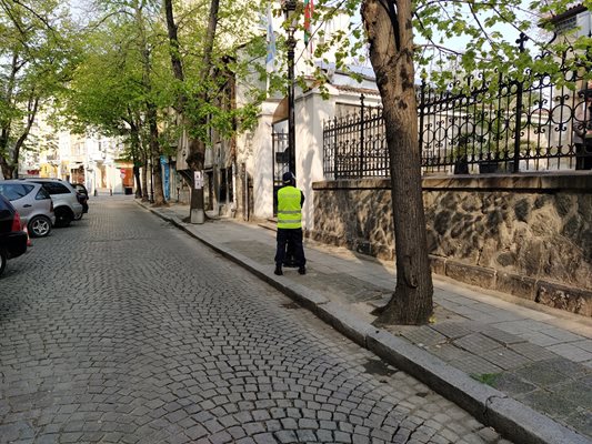 Пред "Св. Марина" пази полиция, хора няма